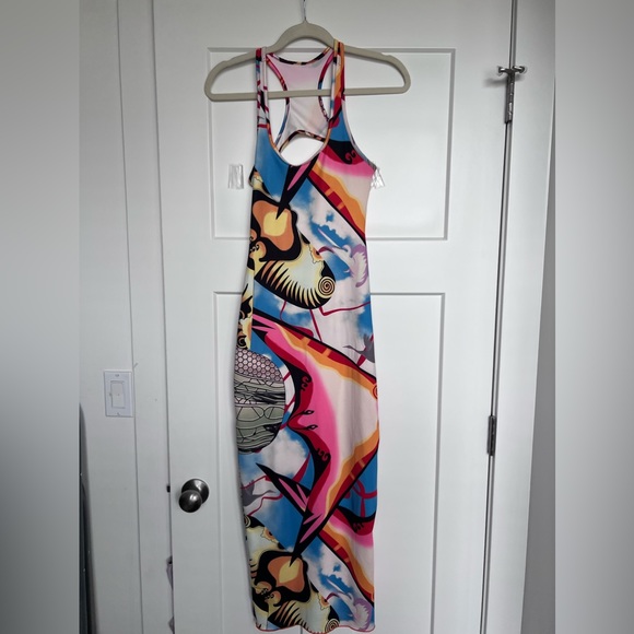 trendy dress with a few small threads sticking out in the seam - Picture 4 of 6